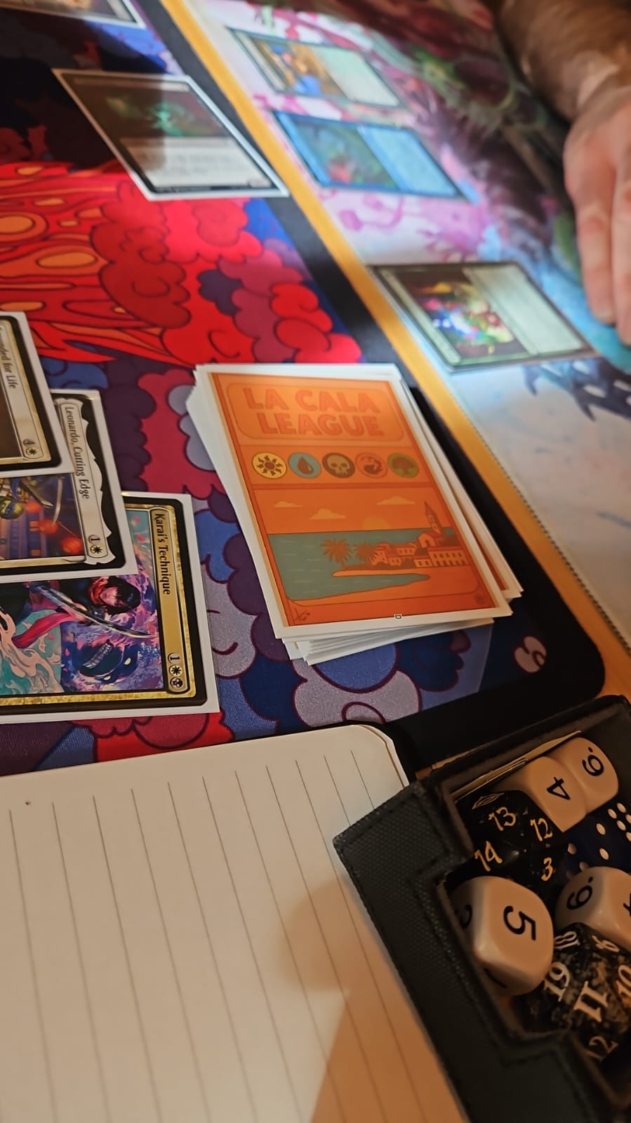 Cartas de La Cala League sobre la mesa de juego